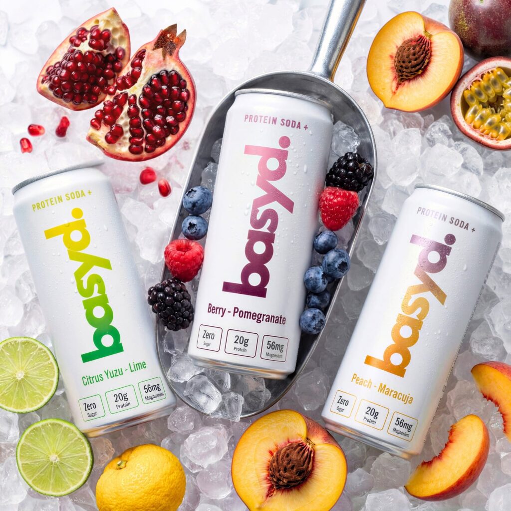 basyd Protein Soda + in den Sorten Citrus Yuzu-Lime, Berry-Pomegranate und Peach-Maracuja auf Eis