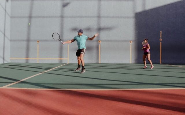 Padel für Anfänger: Regeln, Ausrüstung, erster Einstieg