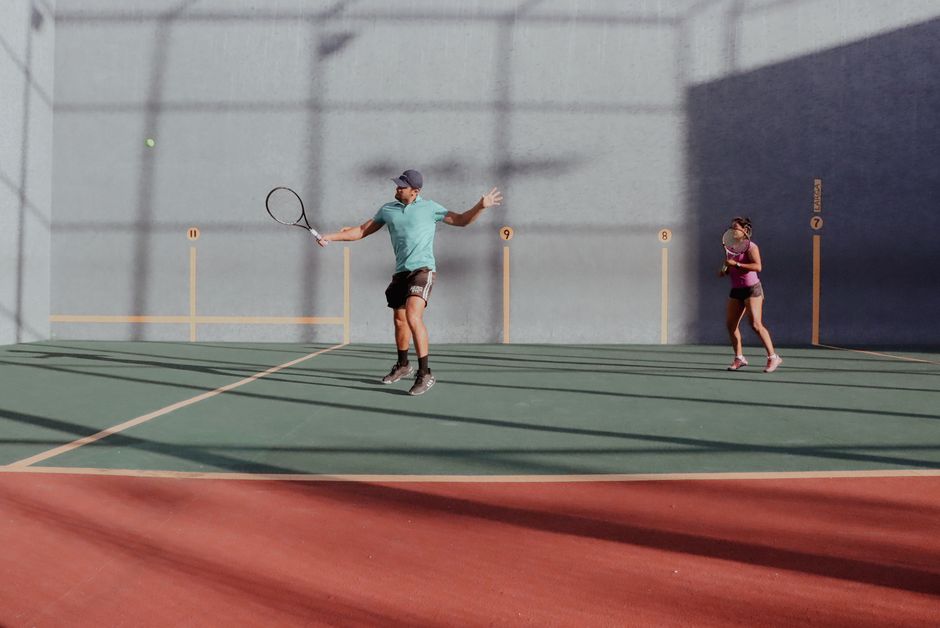 Padel für Anfänger: Regeln, Ausrüstung, erster Einstieg